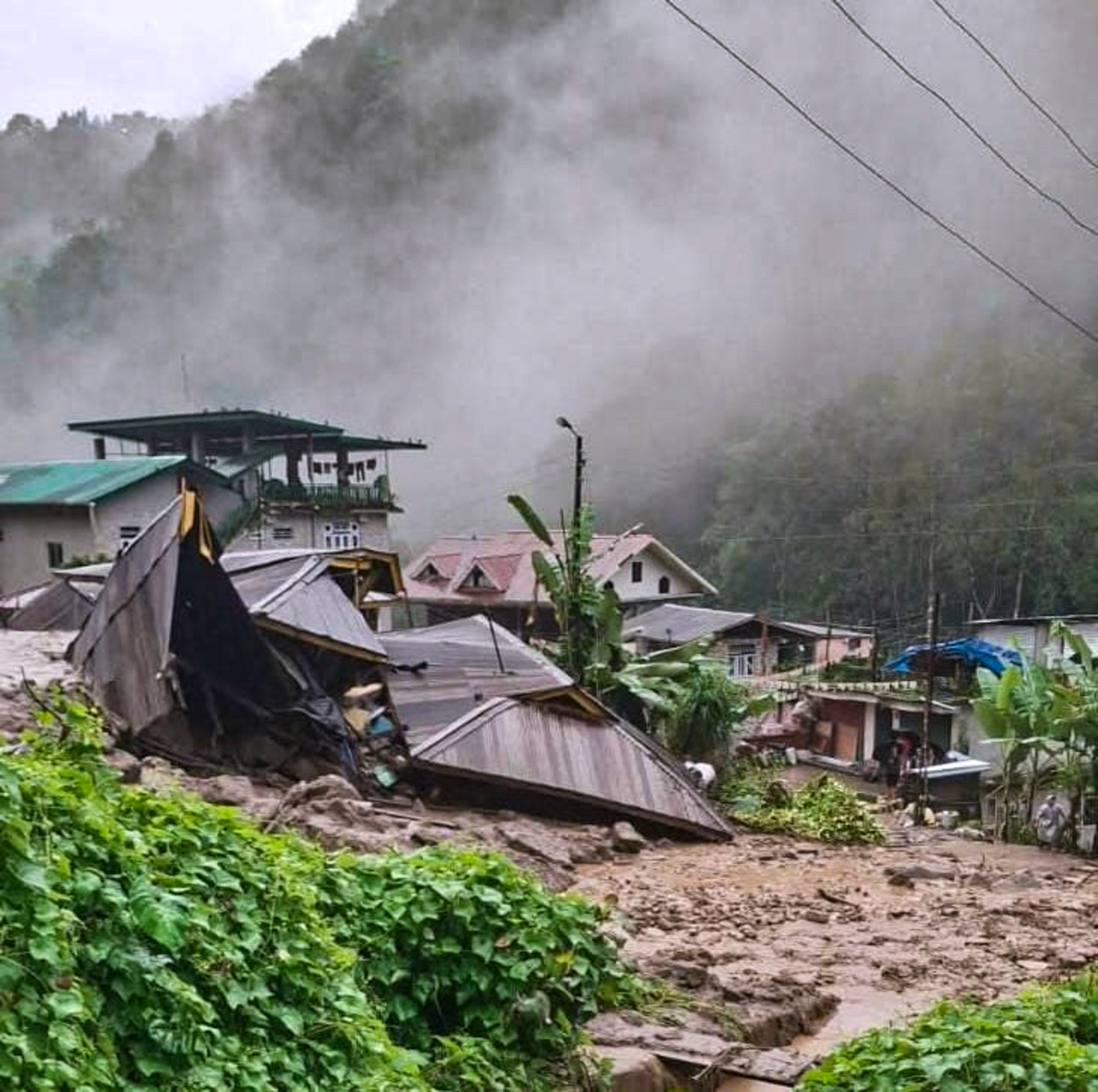 थरकाप उडवणारे...  नेपाळसारखी सिक्कीममध्ये पुनरावृत्ती...  मुसळधार पावसामुळे भीषण... (व्हिडिओ)