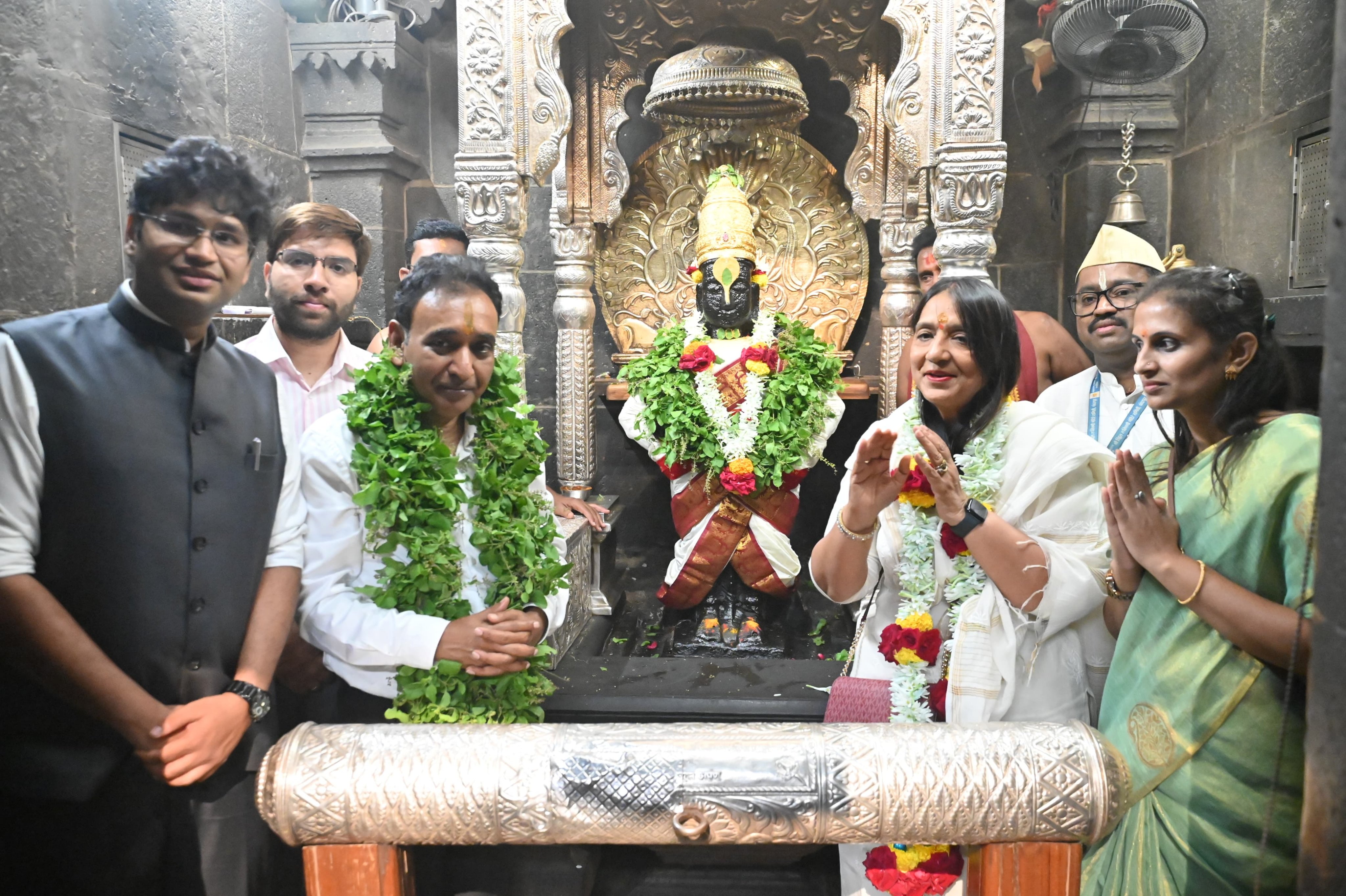 मुख्य सचिव राजेश अग्रवाल यांनी घेतले विठुरायाचे सपत्नीक दर्शन...   पंढरपूर कॉरिडॉरविषयी म्हणाले...