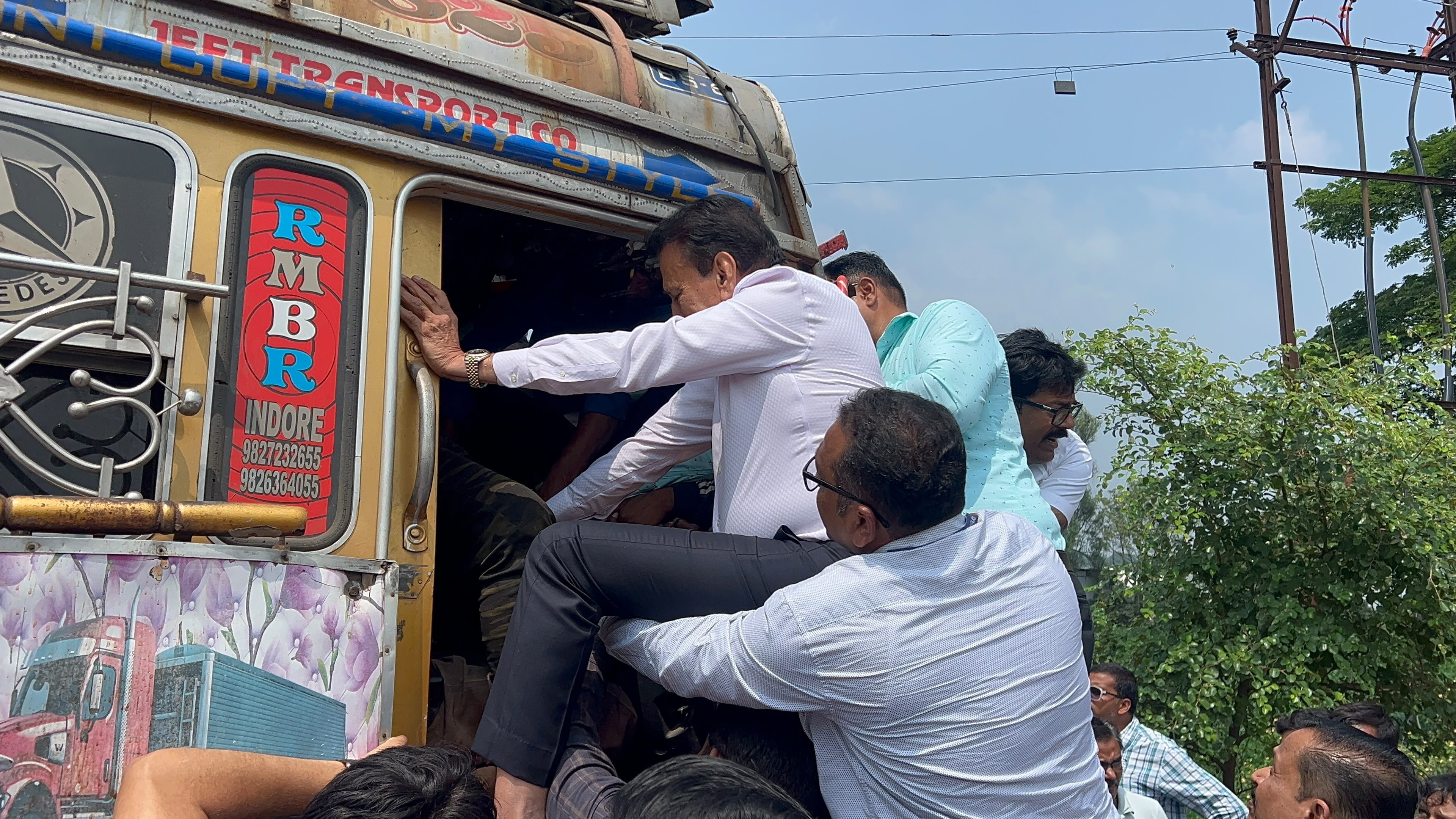 गिरीश महाजनांनी अचानक ताफा थांबवला...  अपघातग्रस्त ट्रकमधून जखमींची केली सुटका...