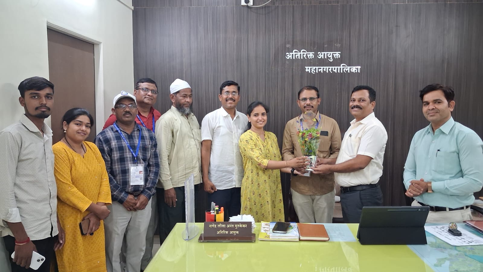 कडक उन्हातही जनगणनेचे काम...  या दोन प्रगणकांचा १००% कामासह नवा विक्रम...