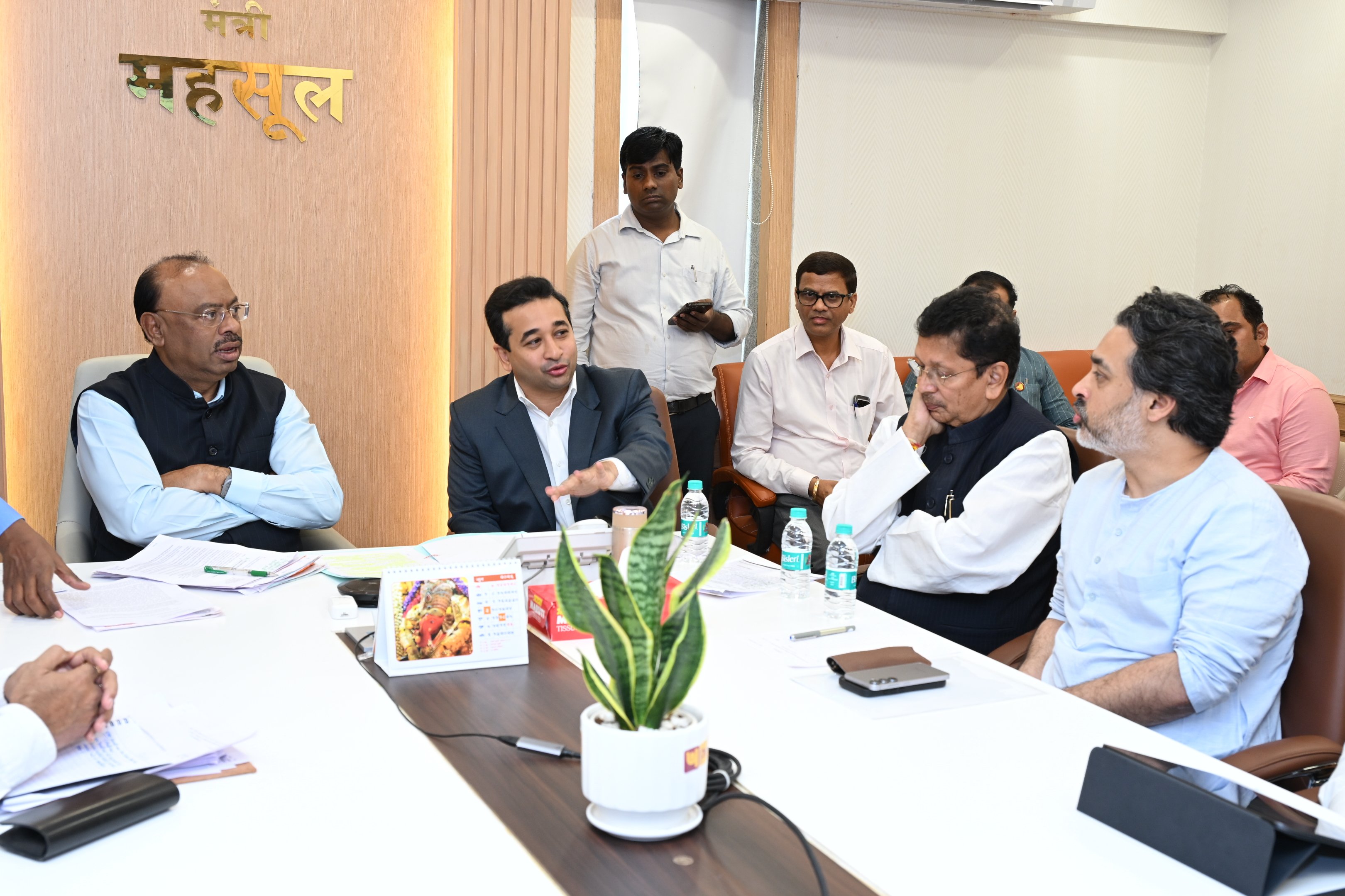 सातबारावर नाव नसलेल्या शेतकऱ्यांना दिलासा...  महसूलमंत्र्यांनी दिले हे आदेश...