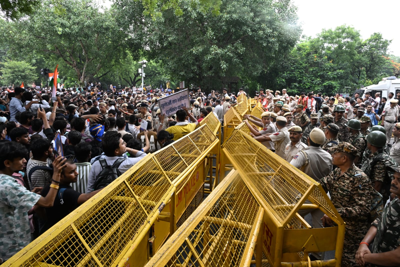 विद्यार्थी आंदोलनापुढे मोदी सरकार झुकले...  अनेक नाट्यमय घडामोडी सुरू