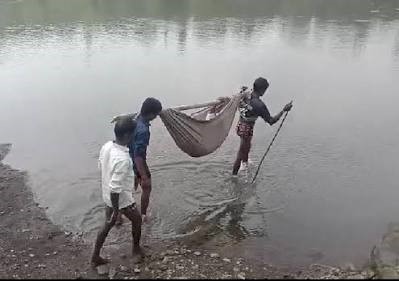 आरोग्यव्यवस्थेची दैना...   तरुणाला डोलीतून नदी पार करत उपचारासाठी गाठावे लागले गुजरात...