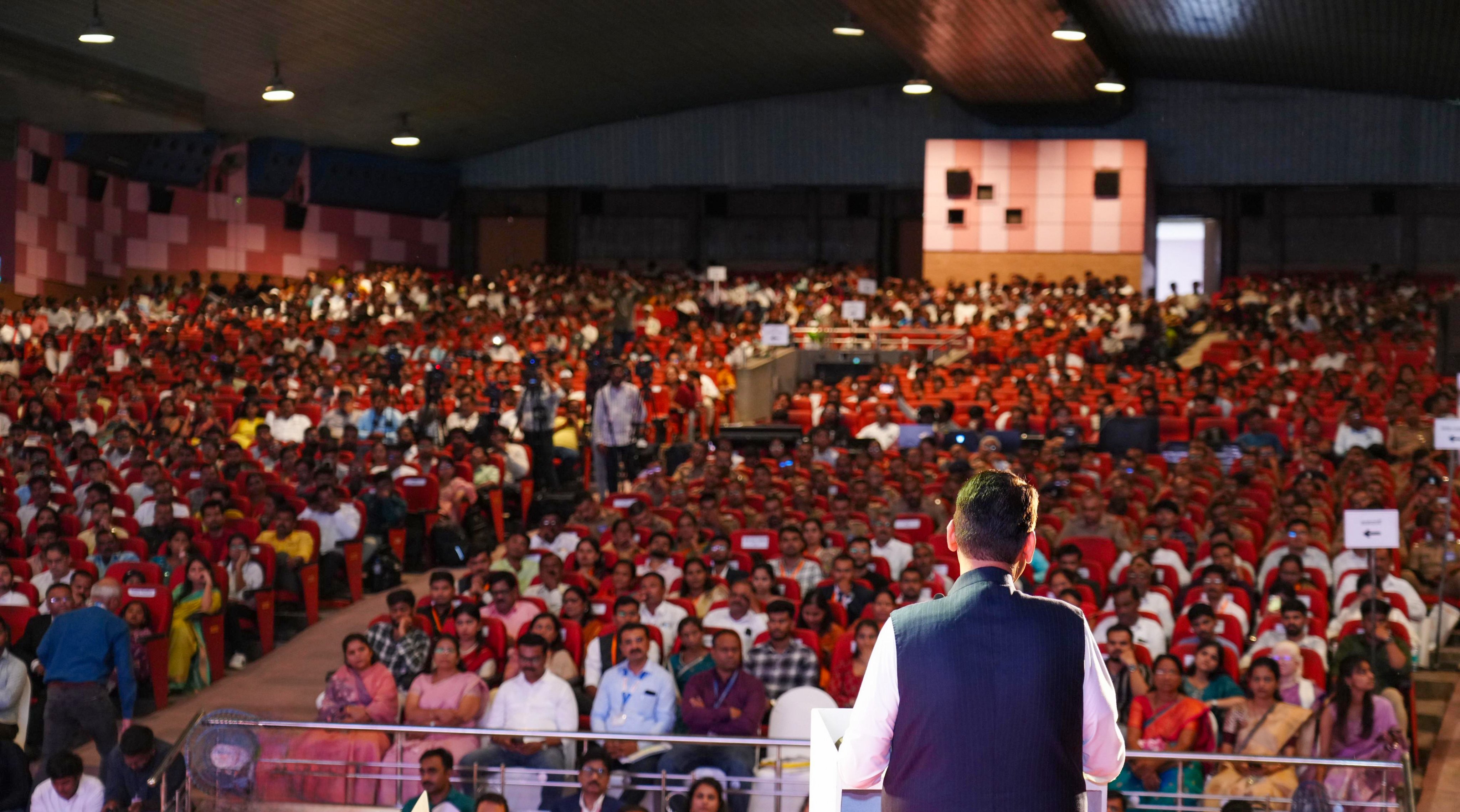 स्टेजवर बसण्यावरून रणकंदन...  भाजप खासदाराला भाजप आमदारानेच उठवले...  वाद थेट जातीवर...