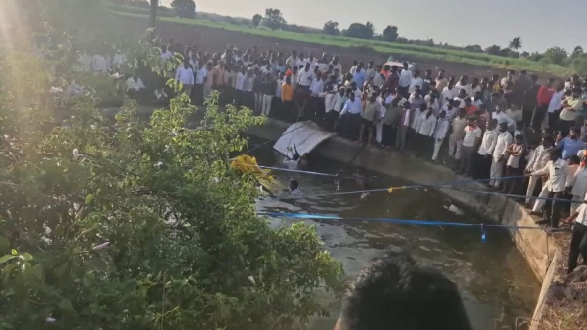 काळाचा भीषण घाला...   टेम्पो विहिरीत कोसळून १४ भाविकांचा मृत्यू...  संपूर्ण महाराष्ट्र हादरला...