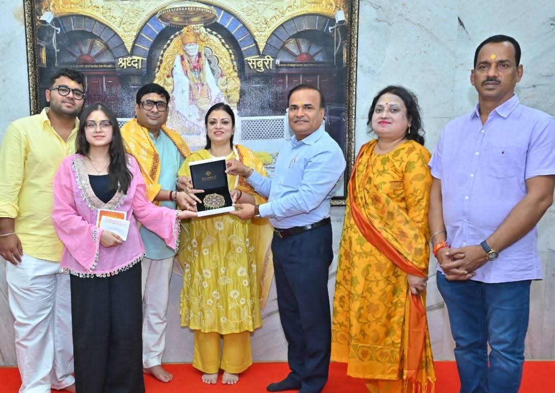देवासाठी कसले निर्बंध...   पंतप्रधानांच्या आवाहनानंतरही शिर्डीत सोन्याच्या दानाचा ओघ...  या भाविकाने बघा काय दिले...